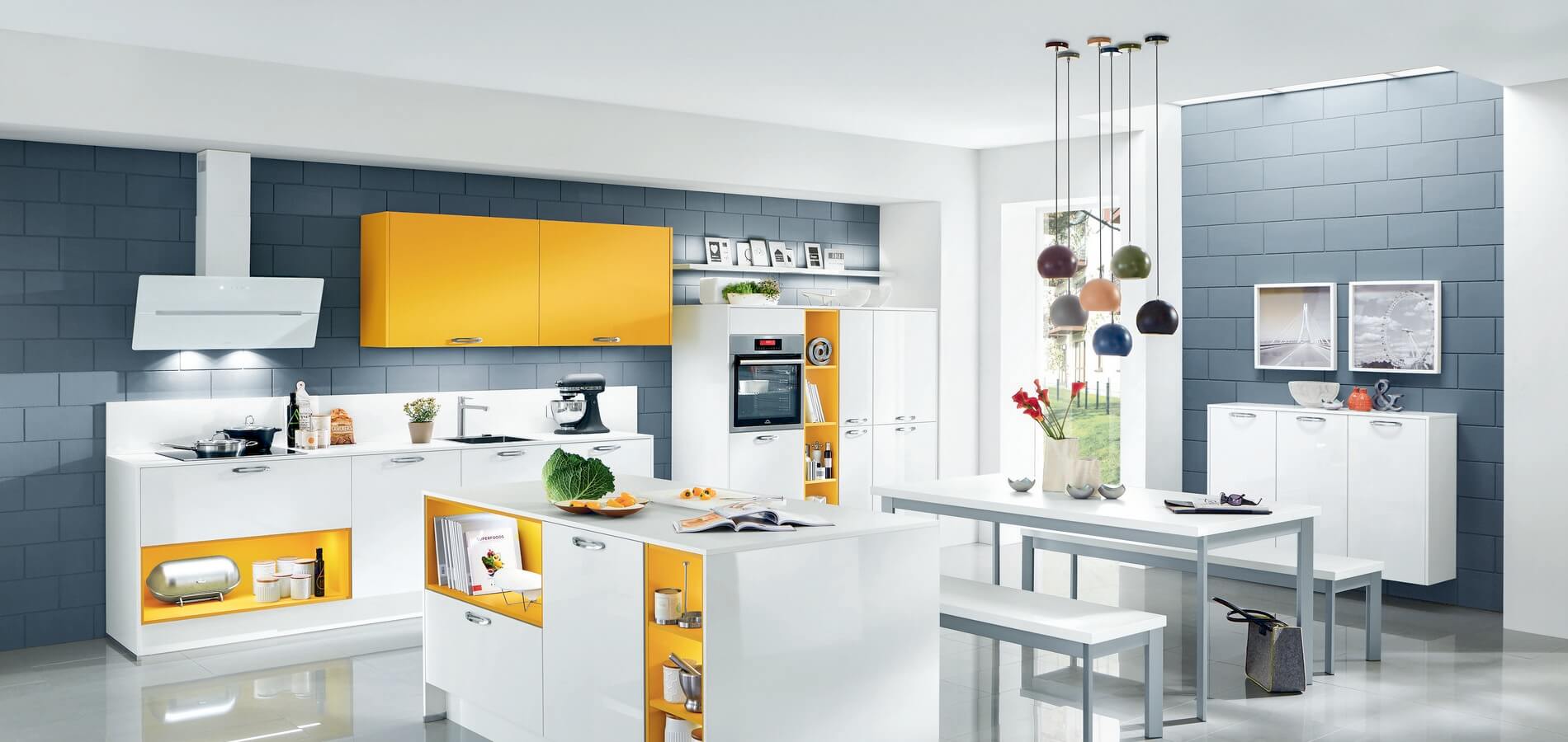 Модульная кухня в стиле хай-тек с цветными фасадами