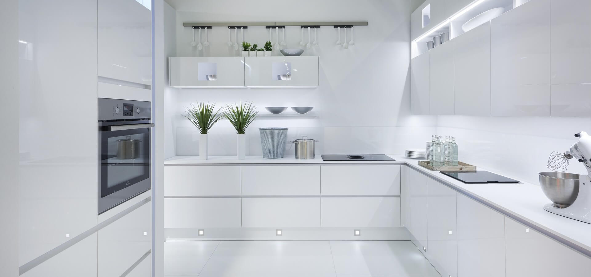 Стильная белая кухня с глянцевыми фасадами и подсветкой